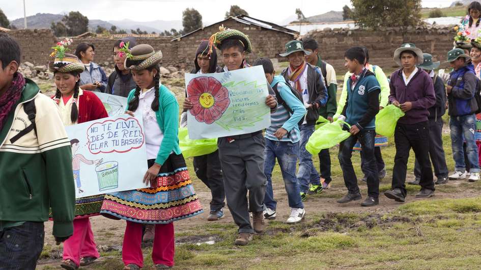 pupils gathering rubbish together, school, "Valent’n Paniagua Curazao"