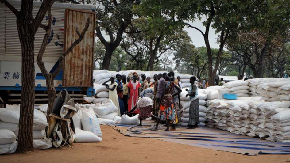 Food Distribution to south sudanese refugees in the transition camp in Adjumani/Uganda.