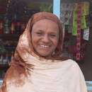Eine Frau in Äthiopien steht vor einem Wasserkiosk, an dem sie sauberes Wasser kaufen kann
