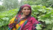 Laily Begum steht in ihrem Garten, Bangladesch.