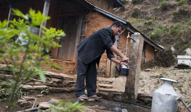 Sauberes Trinkwasser im Dorf Caughara, Nepal, 2012. 