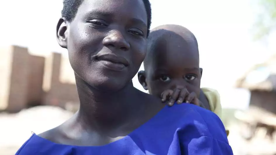 A woman who returns to her destroyed village in Uganda after years of flight. A woman who returns to her destroyed village in Uganda after years of flight.