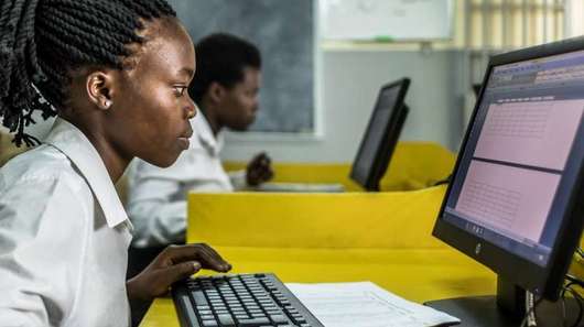 Eine junge Frau sitzt an einem Computer im Trainingszentrum für Kommuniktion und Informatik in Nairobi, Kenia.