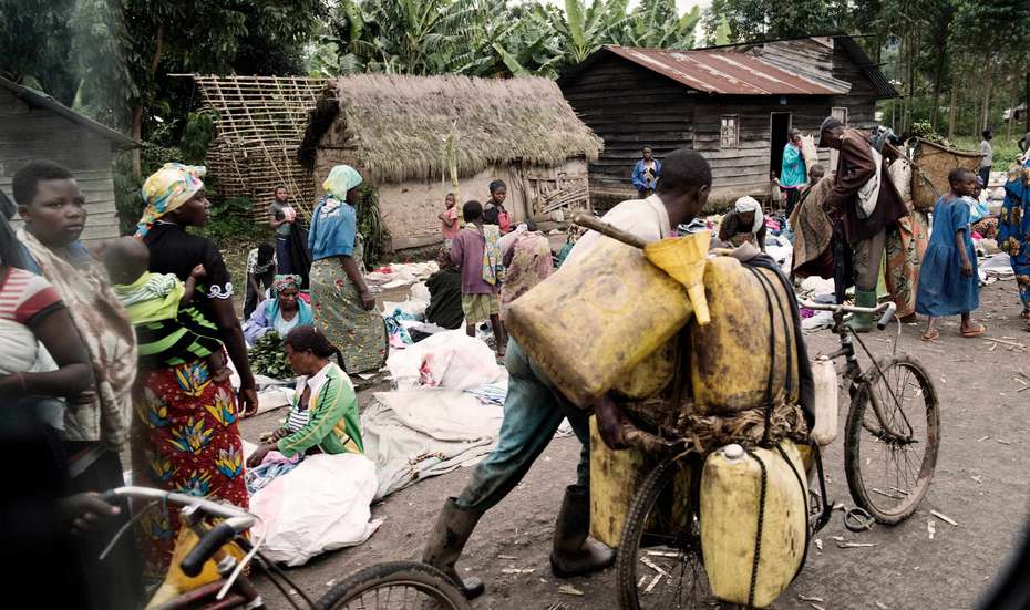 Menschen auf einer Straße, DR Kongo.