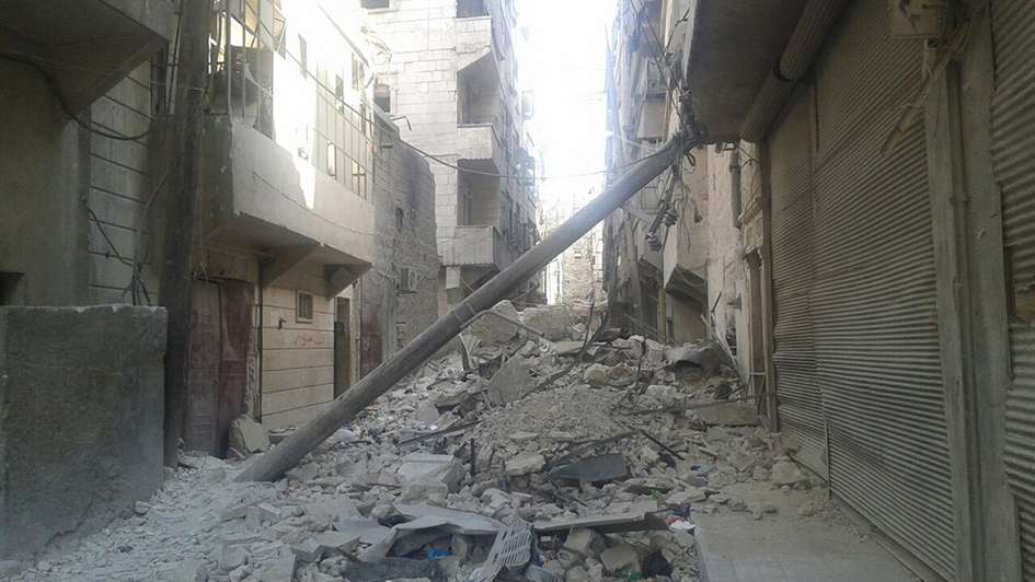 Straße mit eingestürzten Häusern in Aleppo