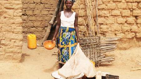 Frau produziert landwirtschaftliche Produkte in Burkina Faso
