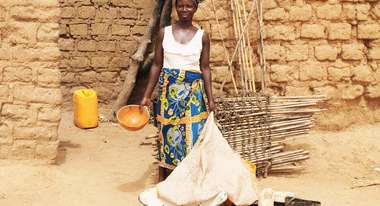 Frau produziert landwirtschaftliche Produkte in Burkina Faso