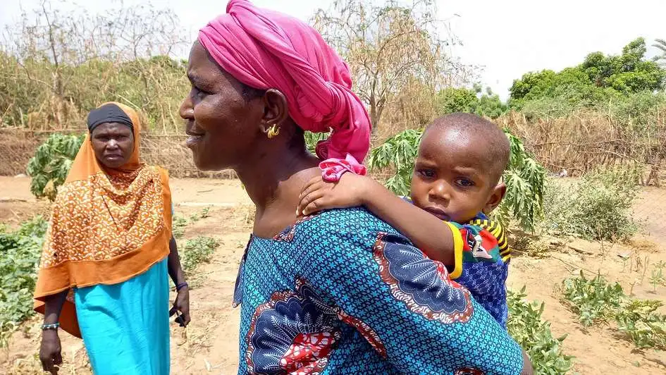 2021-resilienz-frau-baby-mali-c-lucie-chlubnova-people-in-need.jpg Eine Frau mit ihrem Baby auf dem Rücken.
