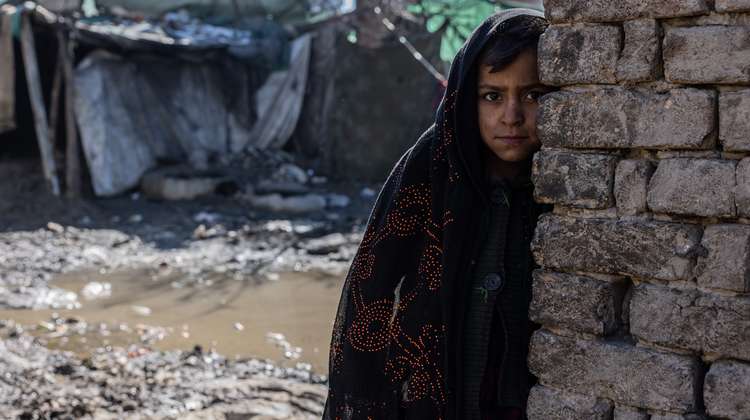 Kinderarmut in Afghanistan. Ein Mädchen steht vor dem Haus ihrer Familie in Kabul. 