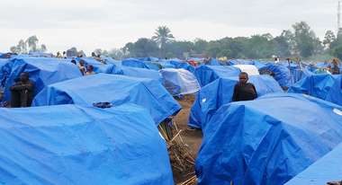 Blaue Zeltunterkünfte im Flüchtlingscamp Mudjipela in der Provinz Ituri, DR Kongo. 