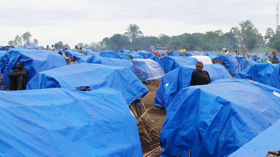 Blaue Zeltunterkünfte im Flüchtlingscamp Mudjipela in der Provinz Ituri, DR Kongo. 