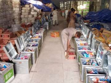 Kisten mit Hilfsgütern für die Menschen in Pakistan