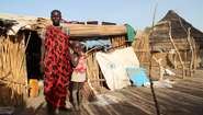 Während der Hungerkrise: Eine Frau mit ihrem Kind vor ihrer Hütte im Südsudan.