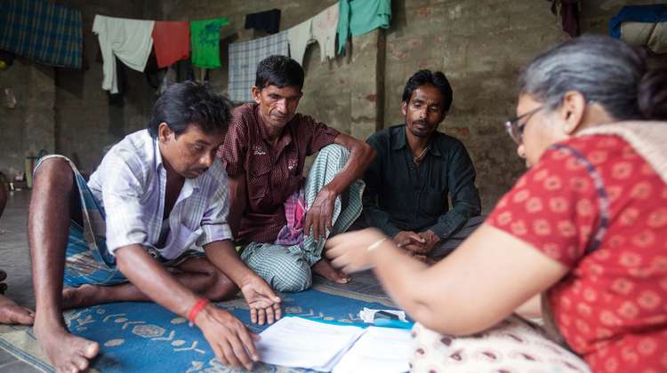 Welthungerhilfe-Mitarbeiterin Sweta Banerjee im Gespräch mit fünf Männern aus Jharkand, Indien.