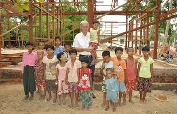 Stiftung: Ein Mann und eine Gruppe von Kindern in Myanmar