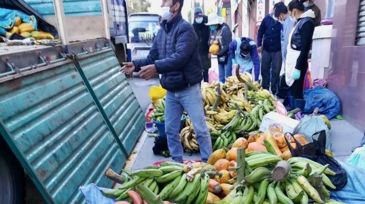 Small temporary market in La Paz