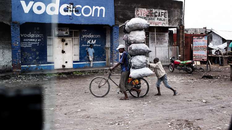Mehrere Säcke werden auf einem Fahrrad transportiert, Kongo 2018. 