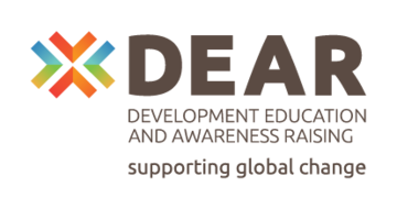 Logo des DEAR Programmes, vier zueinander zeigende bunte Pfeile und daneben die Worte DEAR und darunter Development Education and Awareness Raising Programme