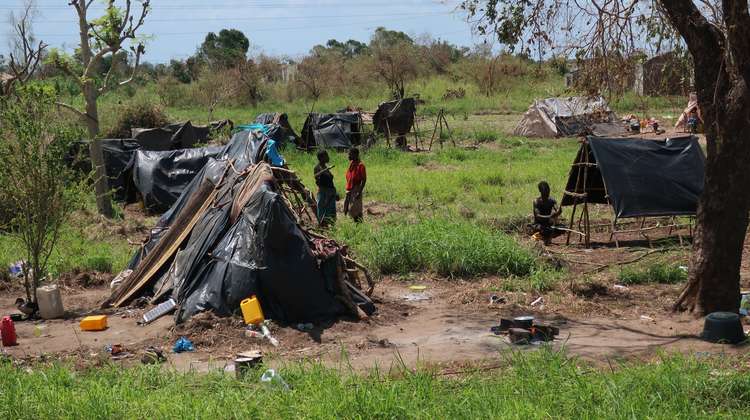Menschen an einer provisorischen Unterkunft nach Zyklon Idai in Lamego, Mosambik.