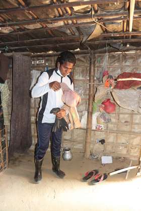 Ein Mann zieht seine Arbeitskleidung an, Bangladesch 2021.