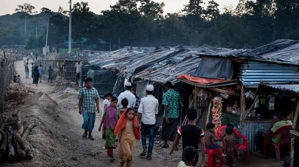 Aus Myanmar geflüchtete Rohingya leben in einem Flüchtlingslager in Bangladesch.