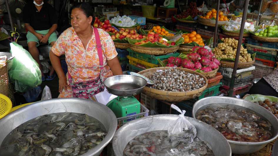 Women at the market, who sells seafood