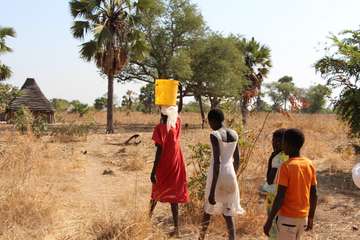 Getting water in South Sudan. © Justfilms