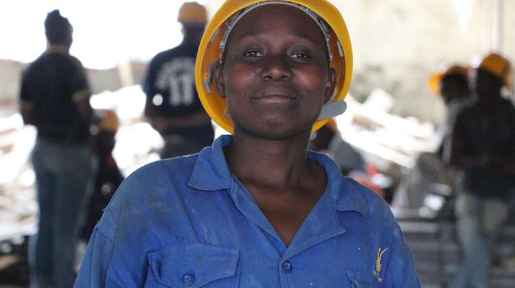 Lillian Ondiso Haggai (24) hat als einzige Frau am Elektriker-Kurs in Nairobi, Kenia teilgenommen.
