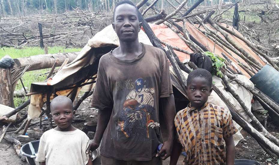 Edwin Saye with his two children in Kinjor, Liberia