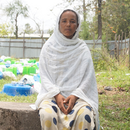 Eine junge Frau sitzt auf einer kleinen Mauer, Äthiopien 2022. 