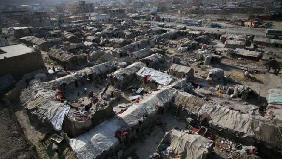Winterhilfe für bedürftige Bevölkerungsgruppen in Zeltlagern in Kabul, Afghanistan.