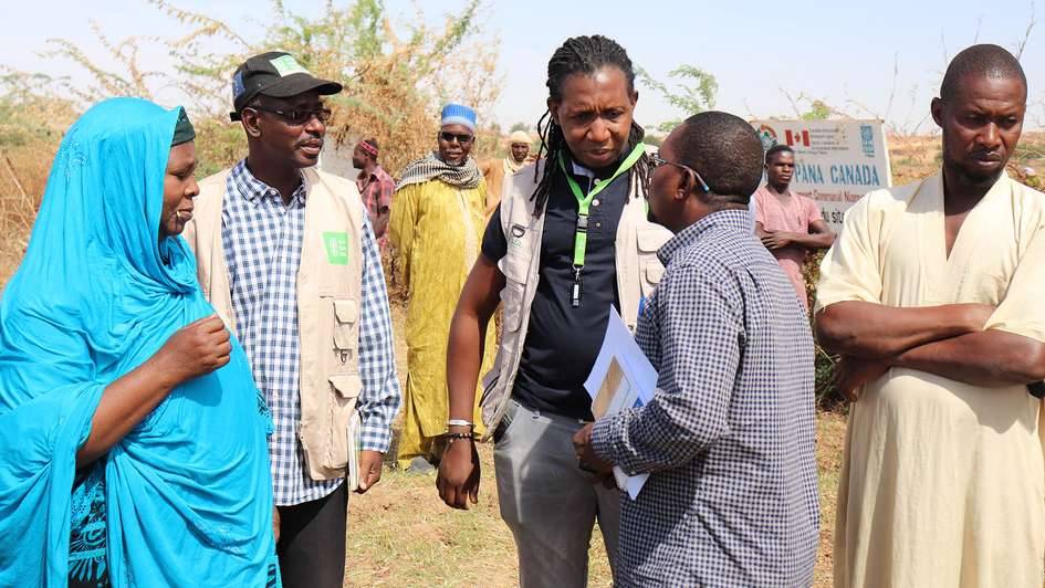 Mitarbeiter der Welthungerhilfe spricht mit Menschen der Gemeinde Niamey in Niger