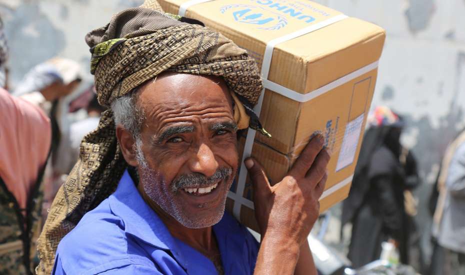 Ein glücklicher Mann bei der Nahrungsmittelverteilung im Jemen.