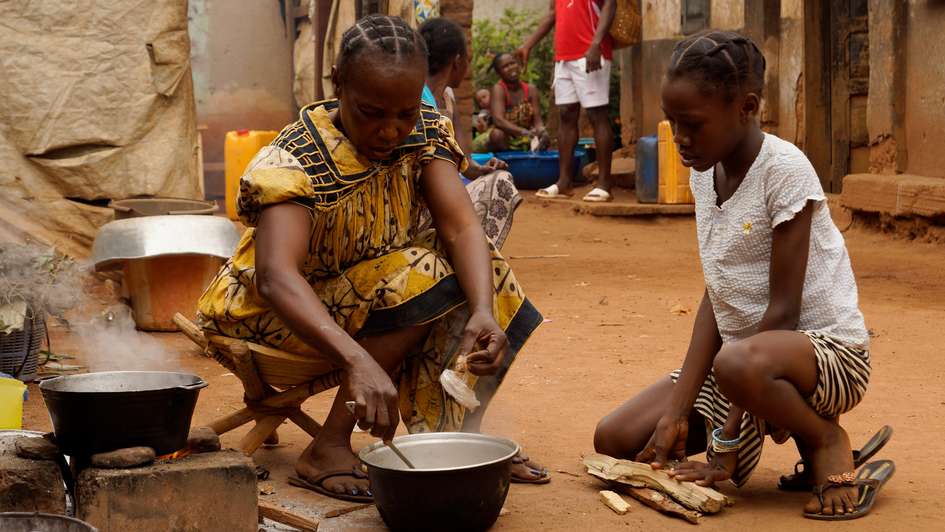 2018-zar-bangui-familie-kocht-essen-c-topas-welthungerhilfe.jpg Eine Familie kocht ein einfaches Essen in Bangui, 2018.