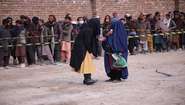 Zwei Frauen bei der Hilfsgüterverteilung in Kabul, Afghanistan 2022. 