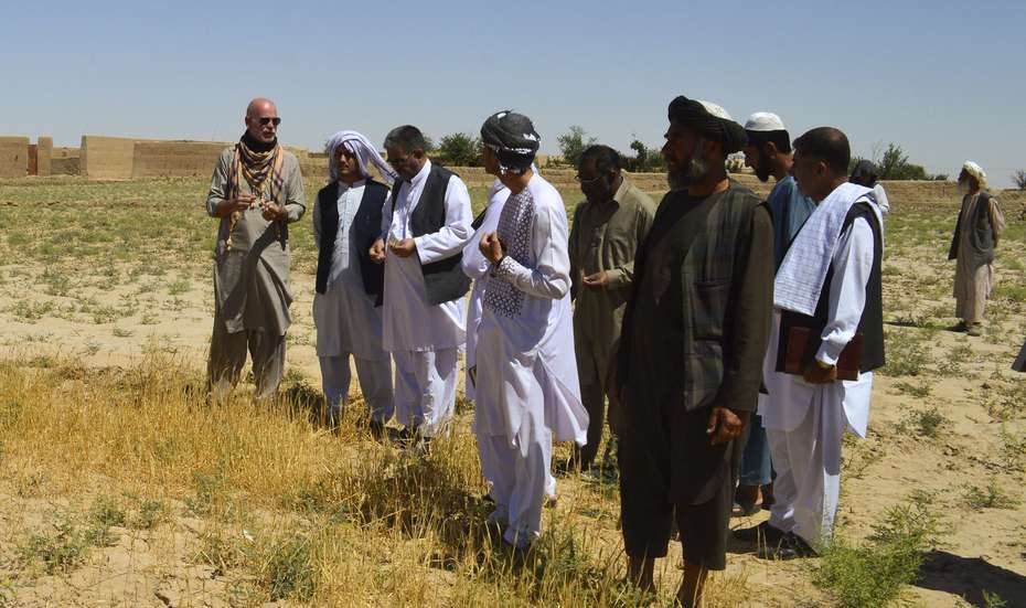 Thomas ten Boer, Welthungerhilfe Country Director Afghanistan, talks to Afghans.