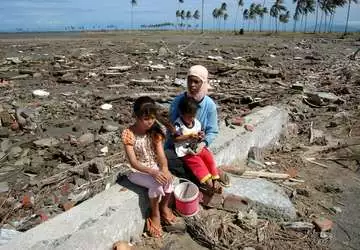 A mother with her children by the destroyed Aceh plains. A mother with her children by the destroyed Aceh plains.