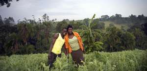 Farmer Joseph Mugabe und seine Frau Rose sind glücklich: Die landwirtschaftliche Ausbildung innerhalb des Programms "Skill up!" in Fort Portal, Uganda hat ihr Einkommen verbessert.
