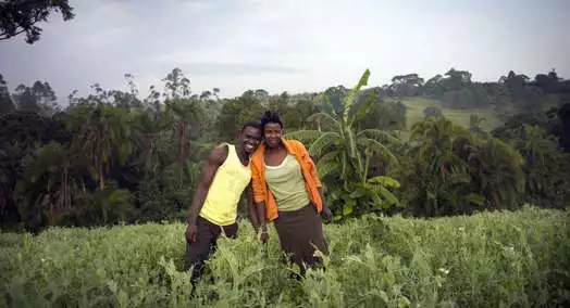 Farmer Joseph Mugabe und seine Frau Rose sind glücklich: Die landwirtschaftliche Ausbildung innerhalb des Programms "Skill up!" in Fort Portal, Uganda hat ihr Einkommen verbessert.