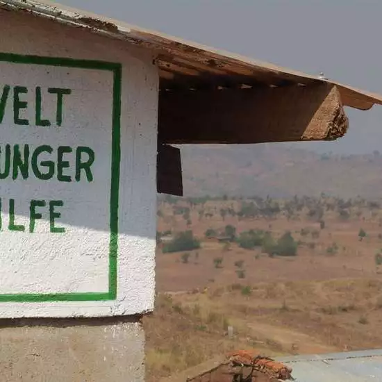 Das Welthungerhilfe-Logo an einer Hauswand