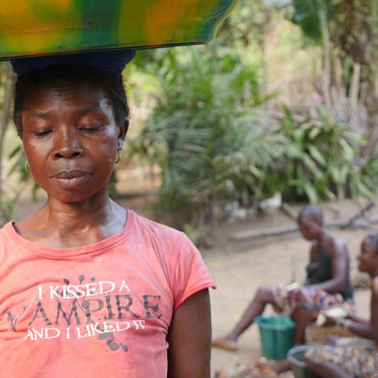 Frauen in Potine, Sierra Leone, beim gemeinschaftlichen Kochen