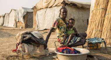 A woman with her child in a refugee camp in South Sudan. The majority of the refugees flee within their own country or to neighbouring countries.