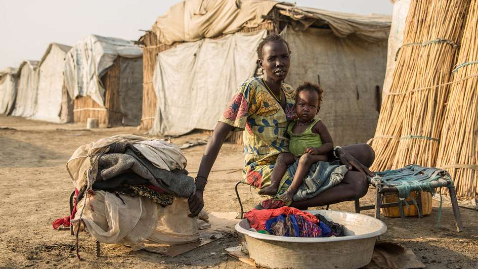 A woman with her child in a refugee camp in South Sudan. The majority of the refugees flee within their own country or to neighbouring countries.