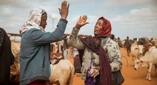 Viehhirten auf einem Markt in Äthiopien beim Handel