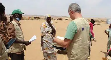 Woman in Sudan speaking to Welthungerhilfe staff members