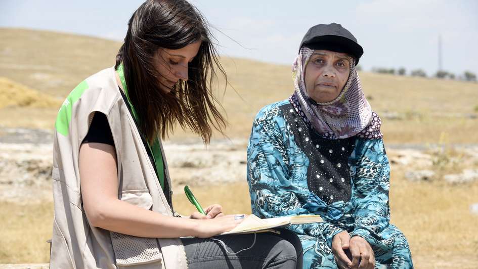 Jessica Kühnle in conversation with a woman from Syria