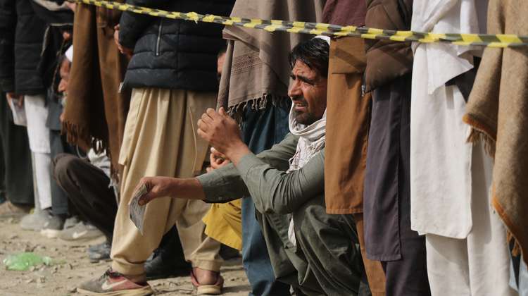 Männer warten auf den Beginn der Lebensmittelverteilung, Afghanistan 2022. 