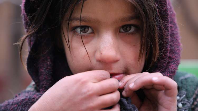 Ein junges Mädchen bei Lebensmittelverteilung, Afghanistan 2022.