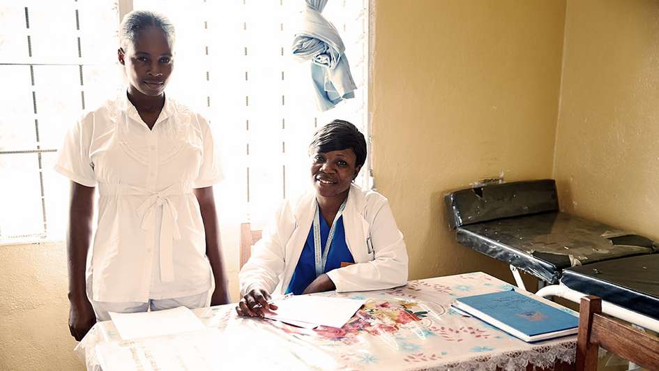 A doctor with her assistant in a health centre in Paynesville, Liberia. Foto: © Klemt