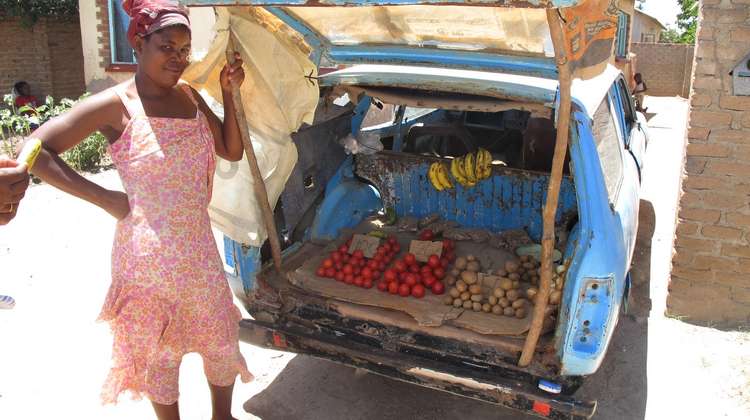 Eine Marktfrau verkauft Obst und Gemüse aus ihrem Kofferraum. Sie leidet wie viele andere unter dem Anstieg der Lebensmittelpreise.